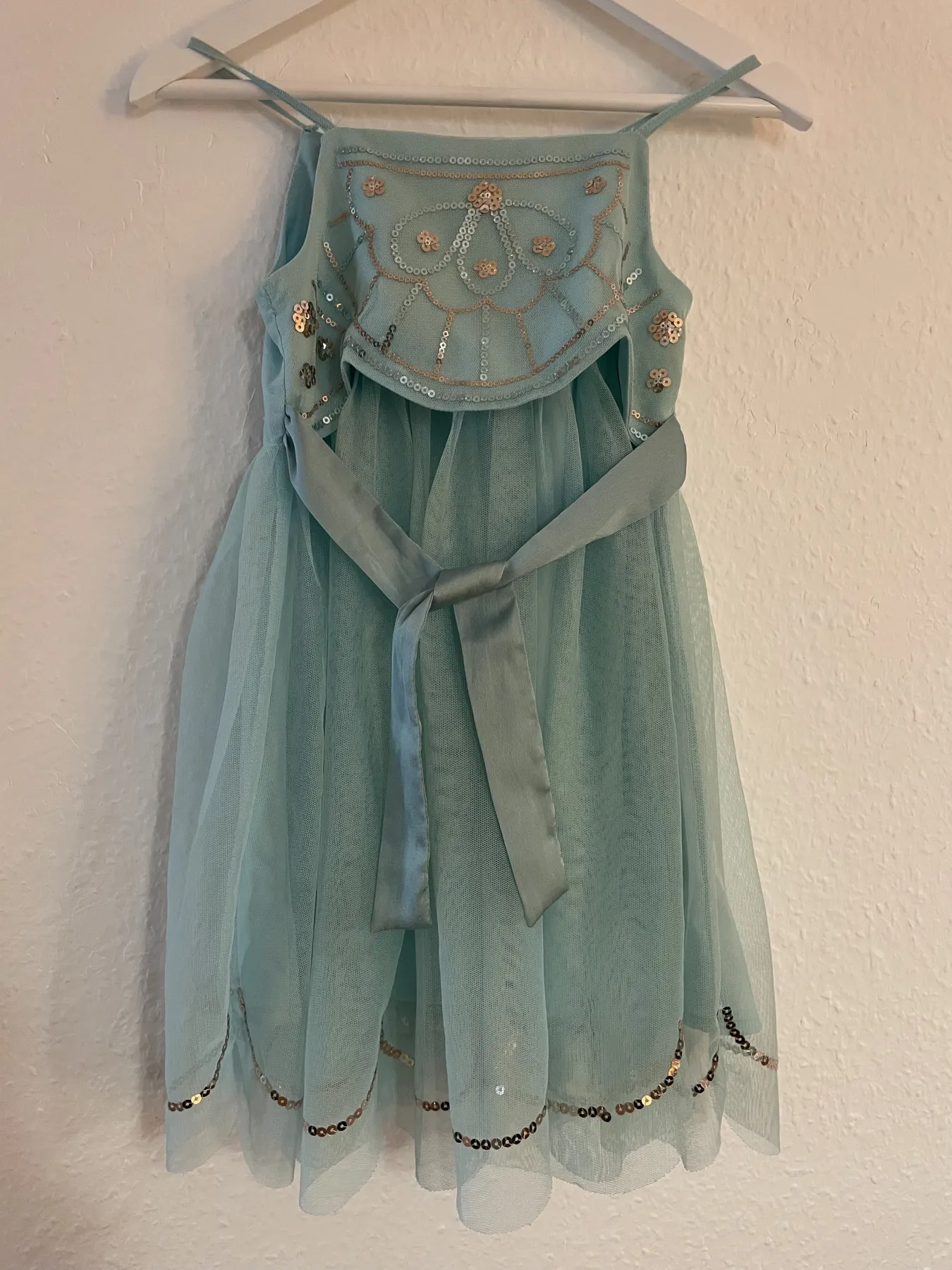 Türkisfarbenes Trägerkleid