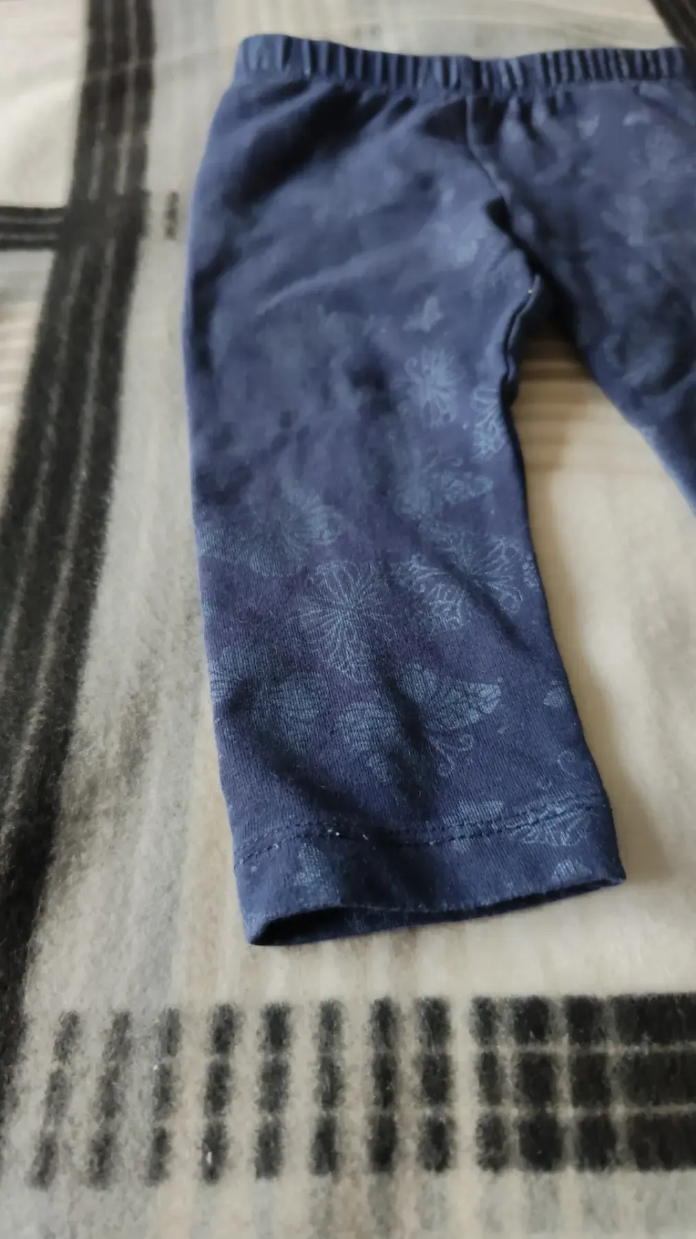 schöne Hose mit schmetterlingsmotiv