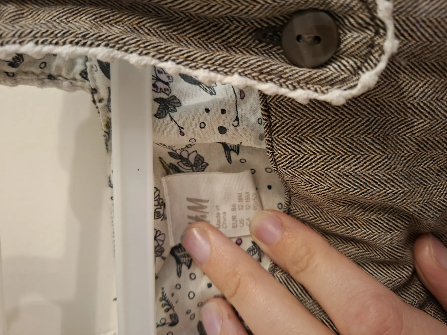Süße H&M Latzhose mit Fischgrät-Muster & Blumenfutter – Gr. 86