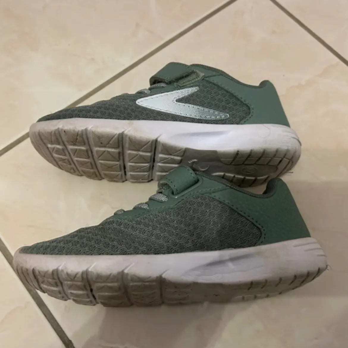 Turnschuhe Gr. 28
