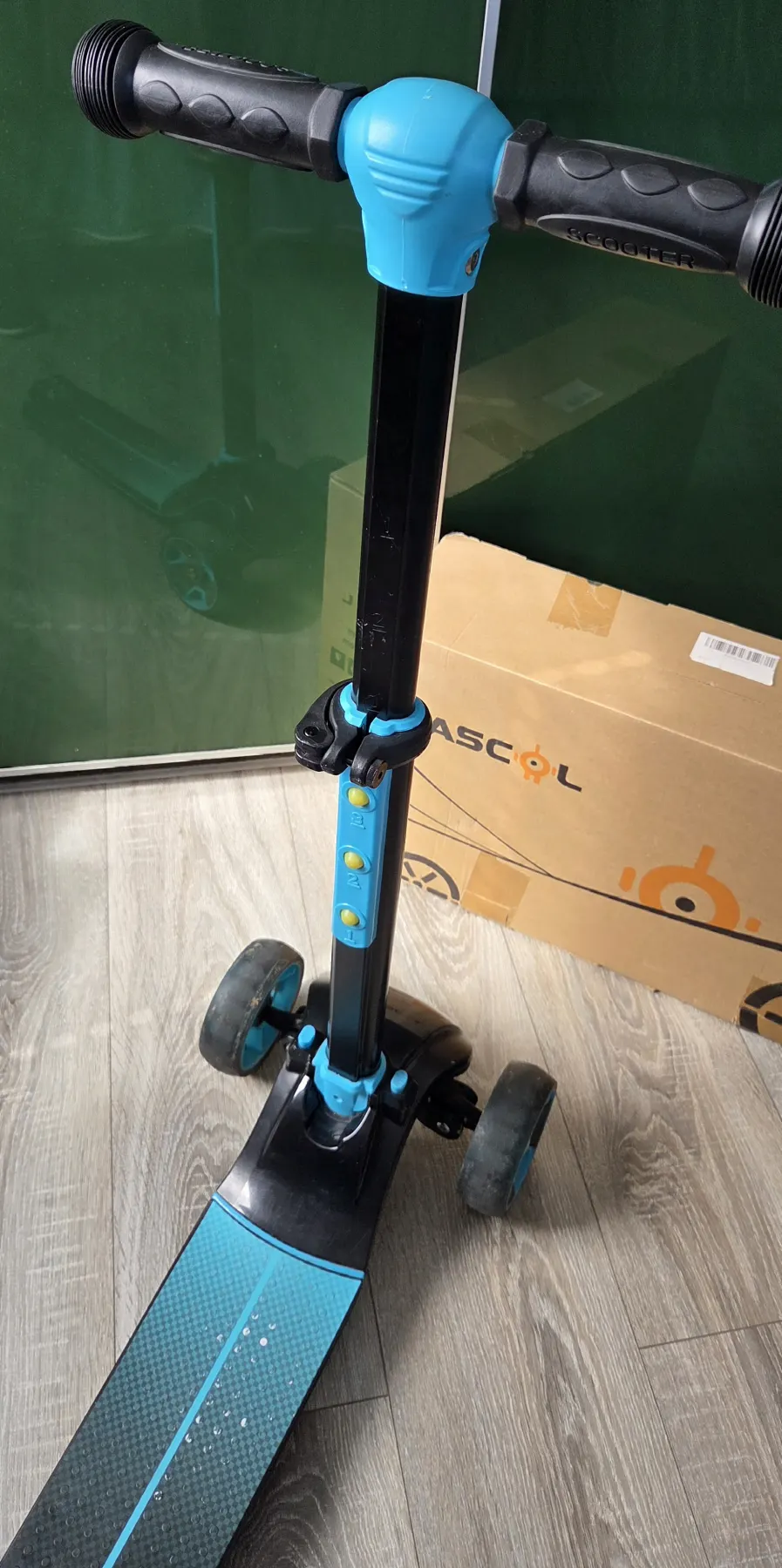 Fascol Roller/ Kickboard/ Kinderscooter/ Dreirad mit LED Rädern