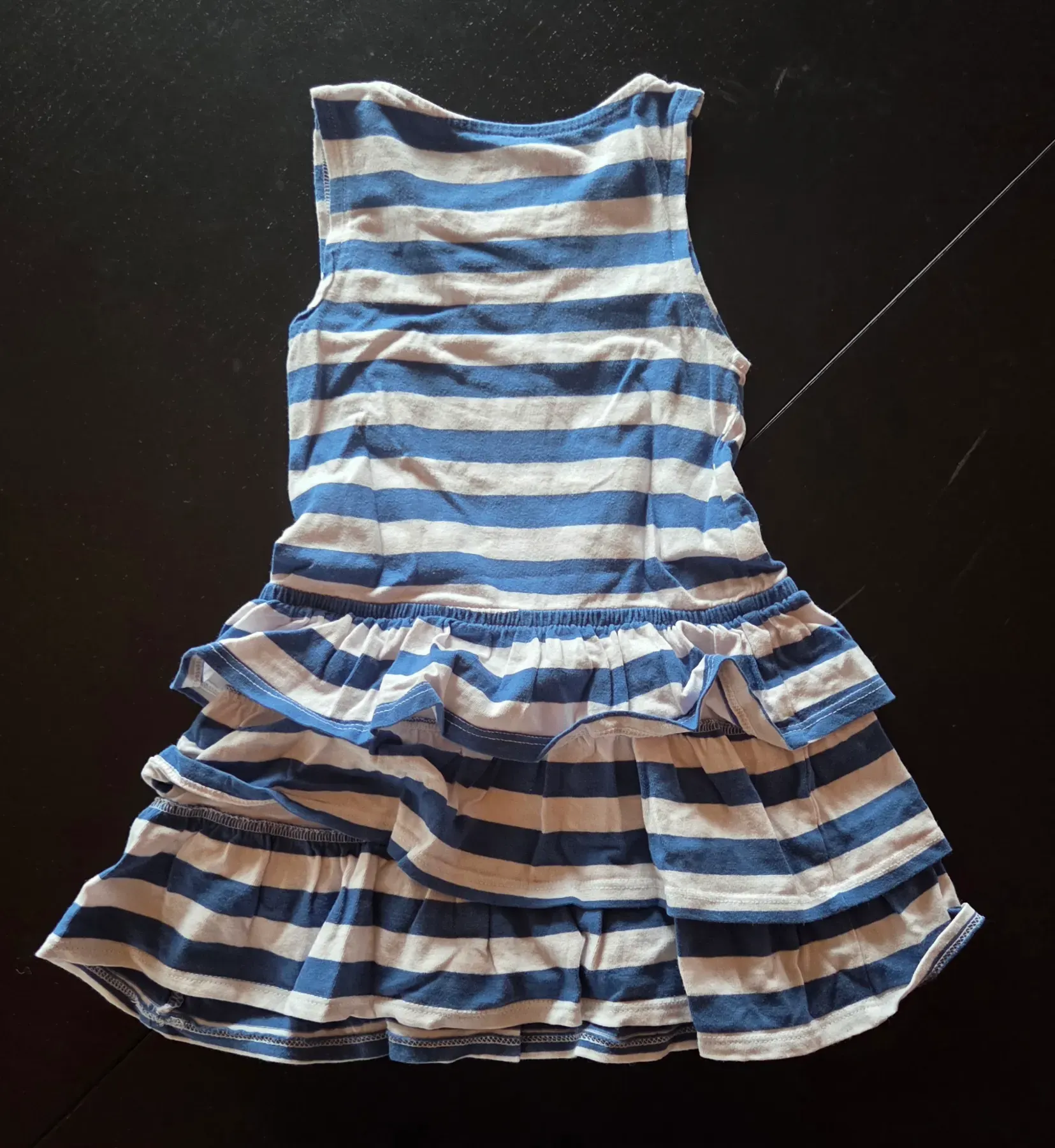 Süßes Streifenkleid mit Volants – Bio-Baumwolle