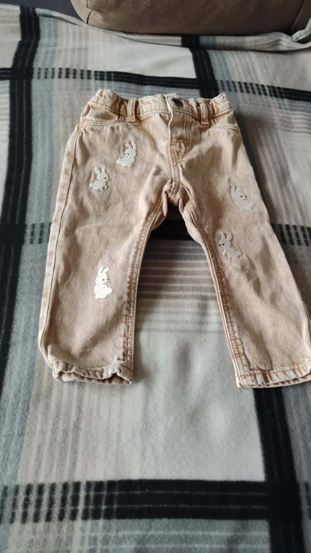 jeanshose mit hasenmotiv