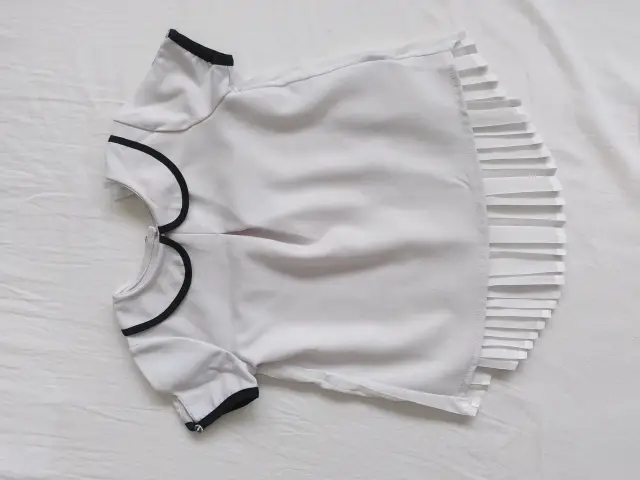 Bluse weiß mit Kragen und Plissee