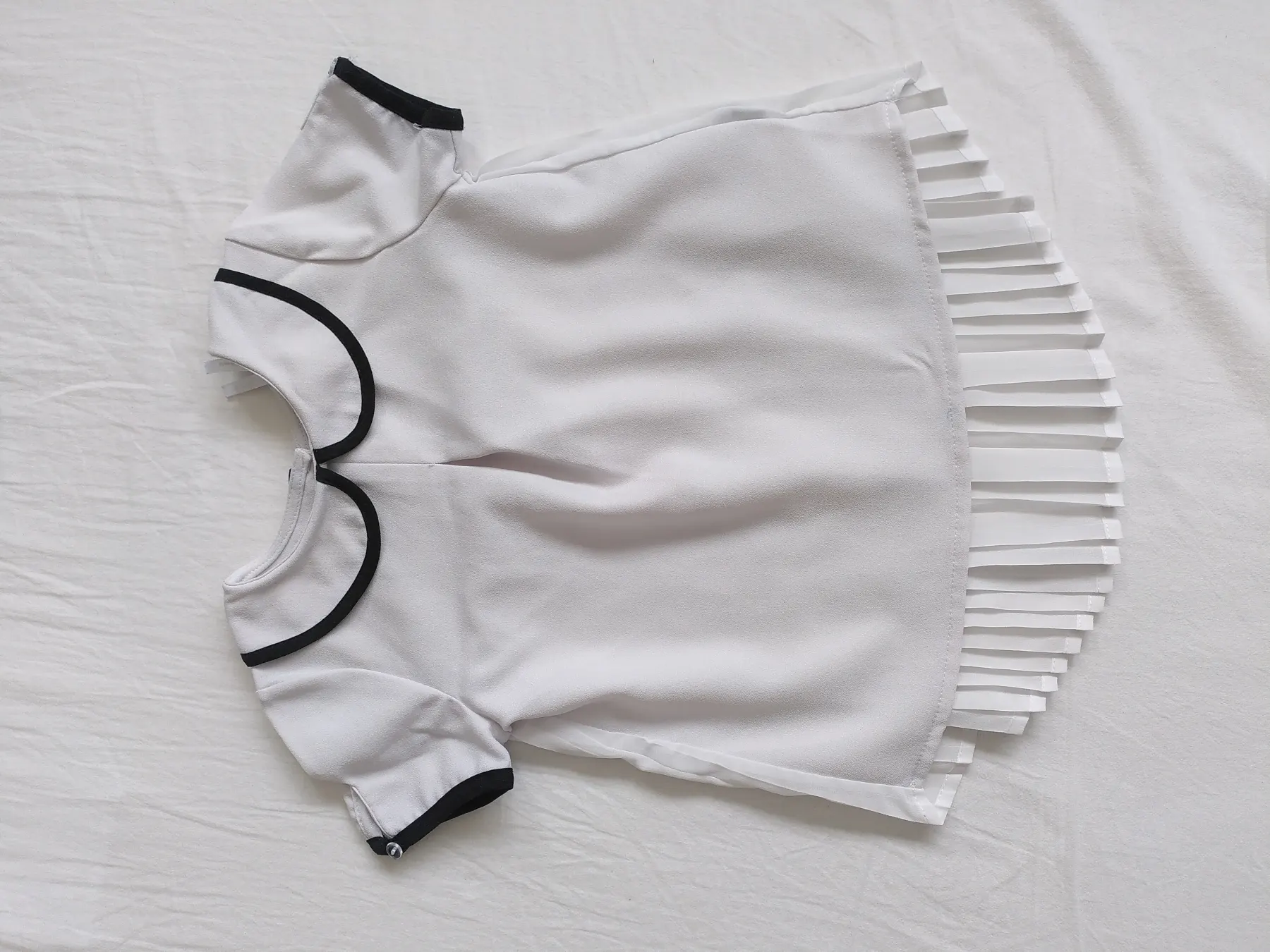 Bluse weiß mit Kragen und Plissee