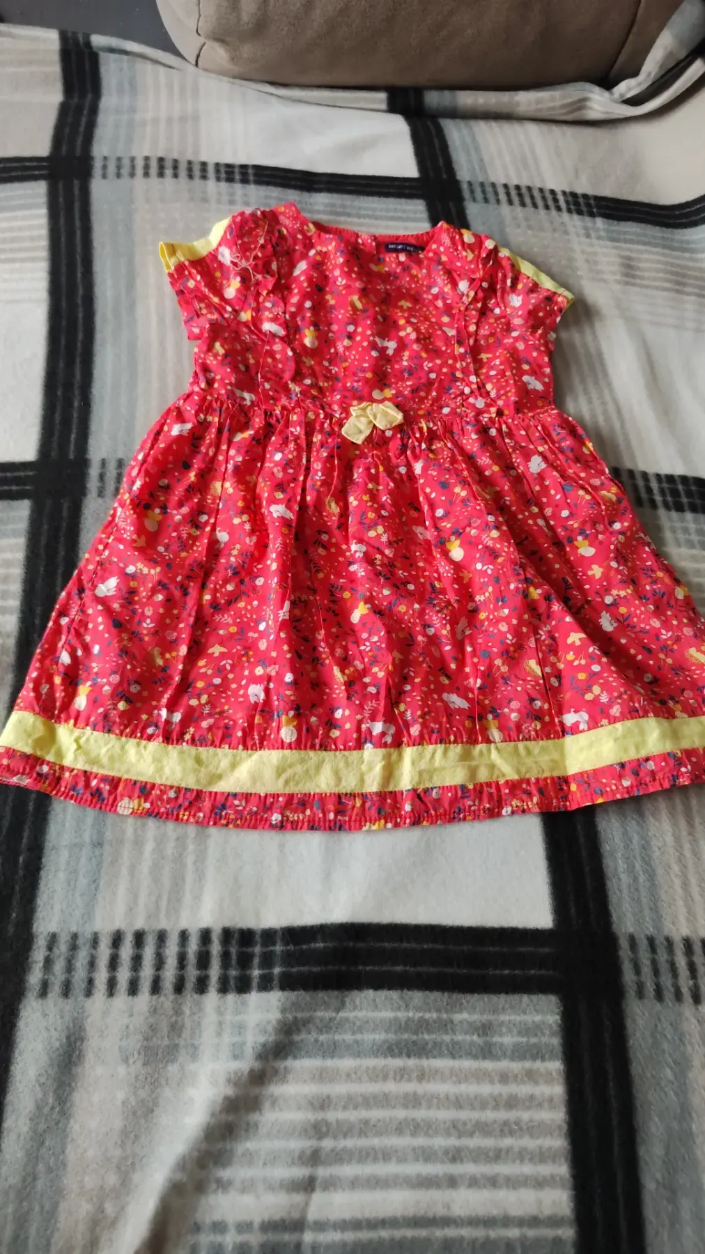 sommerliches Kleid mit Schleife