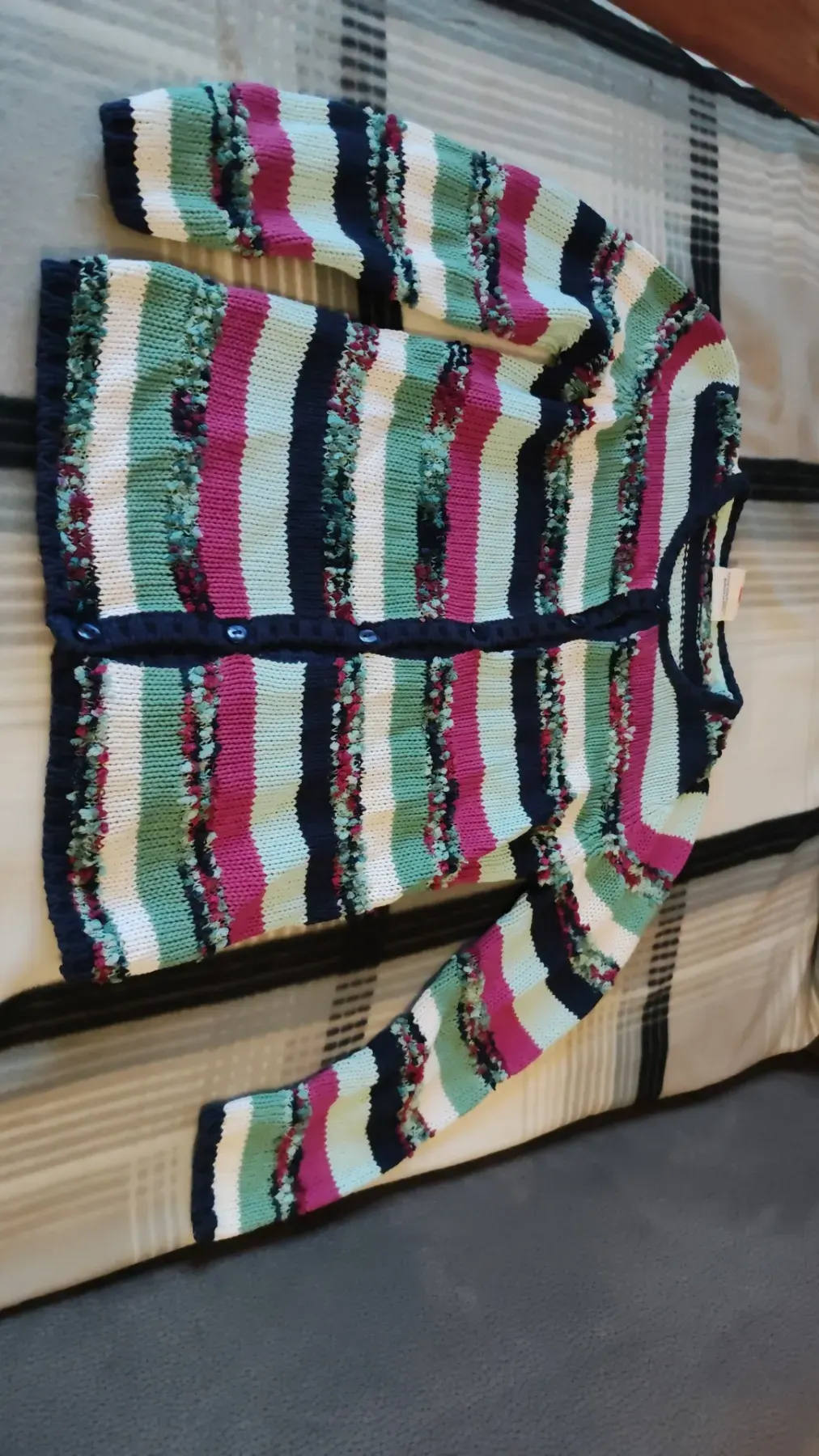 schöne farbenfrohe Strickjacke zu verkaufen