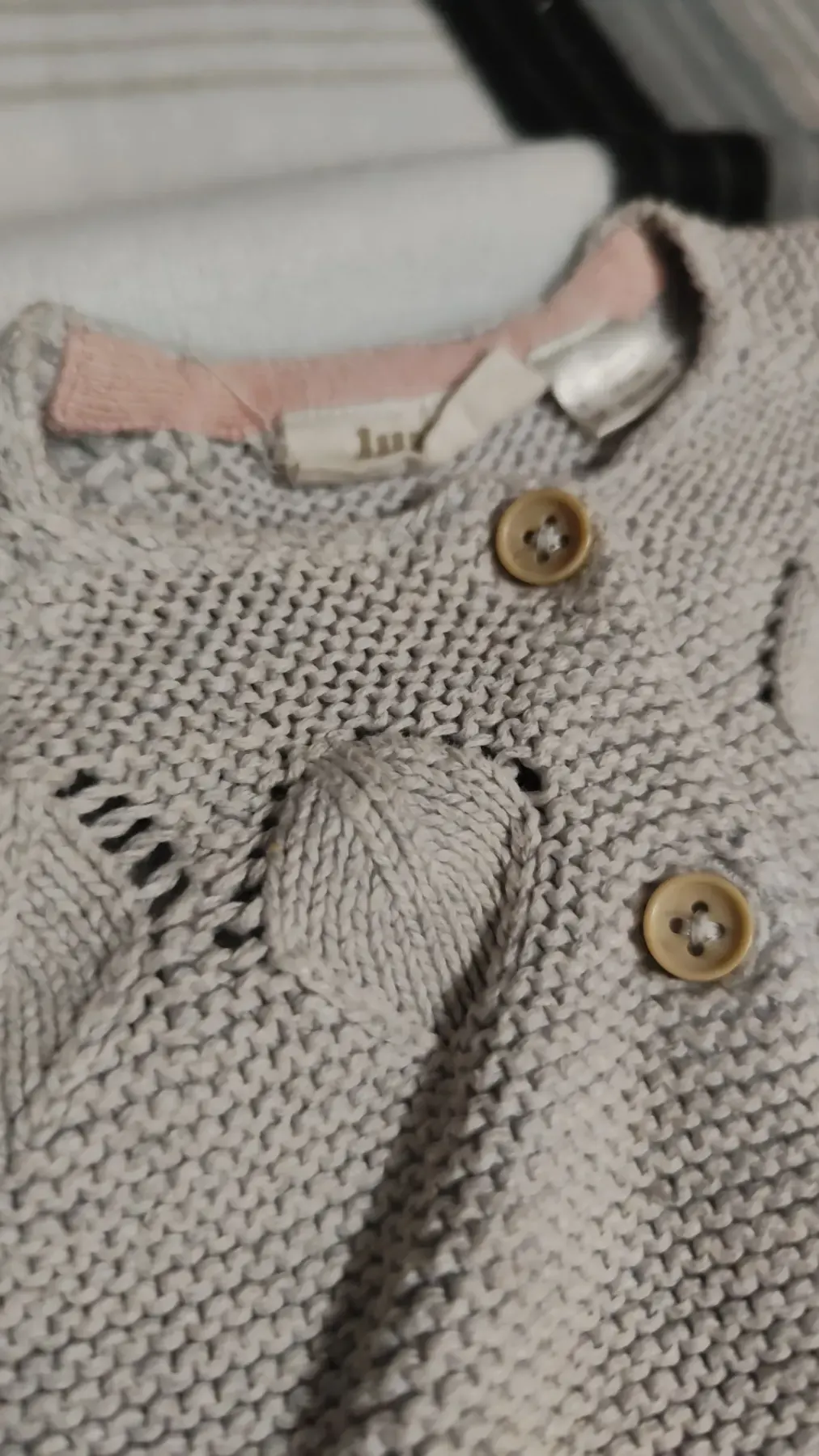 gräuliche Strickjacke zu verkaufen