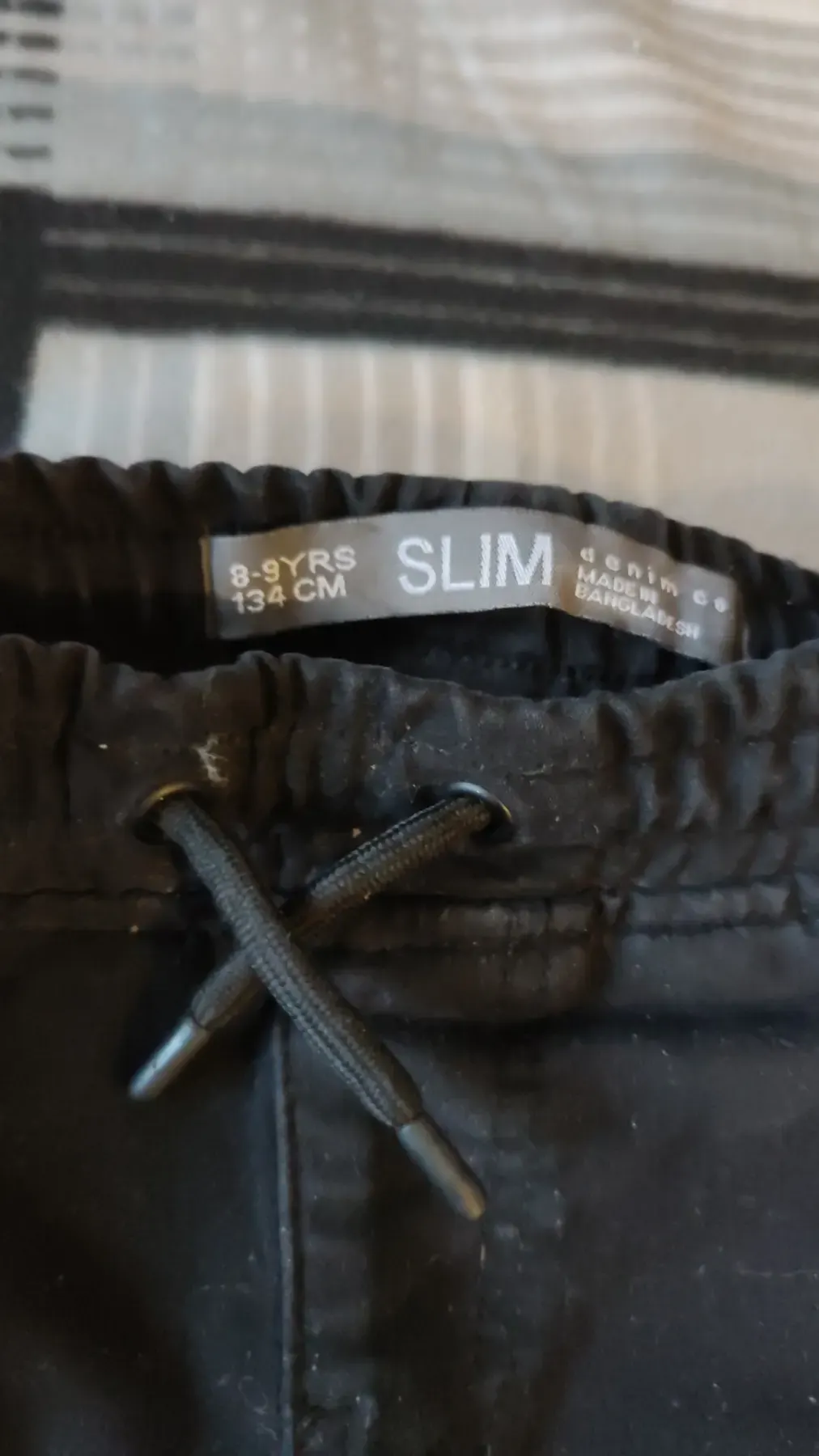 intensive schwarze lange Hose