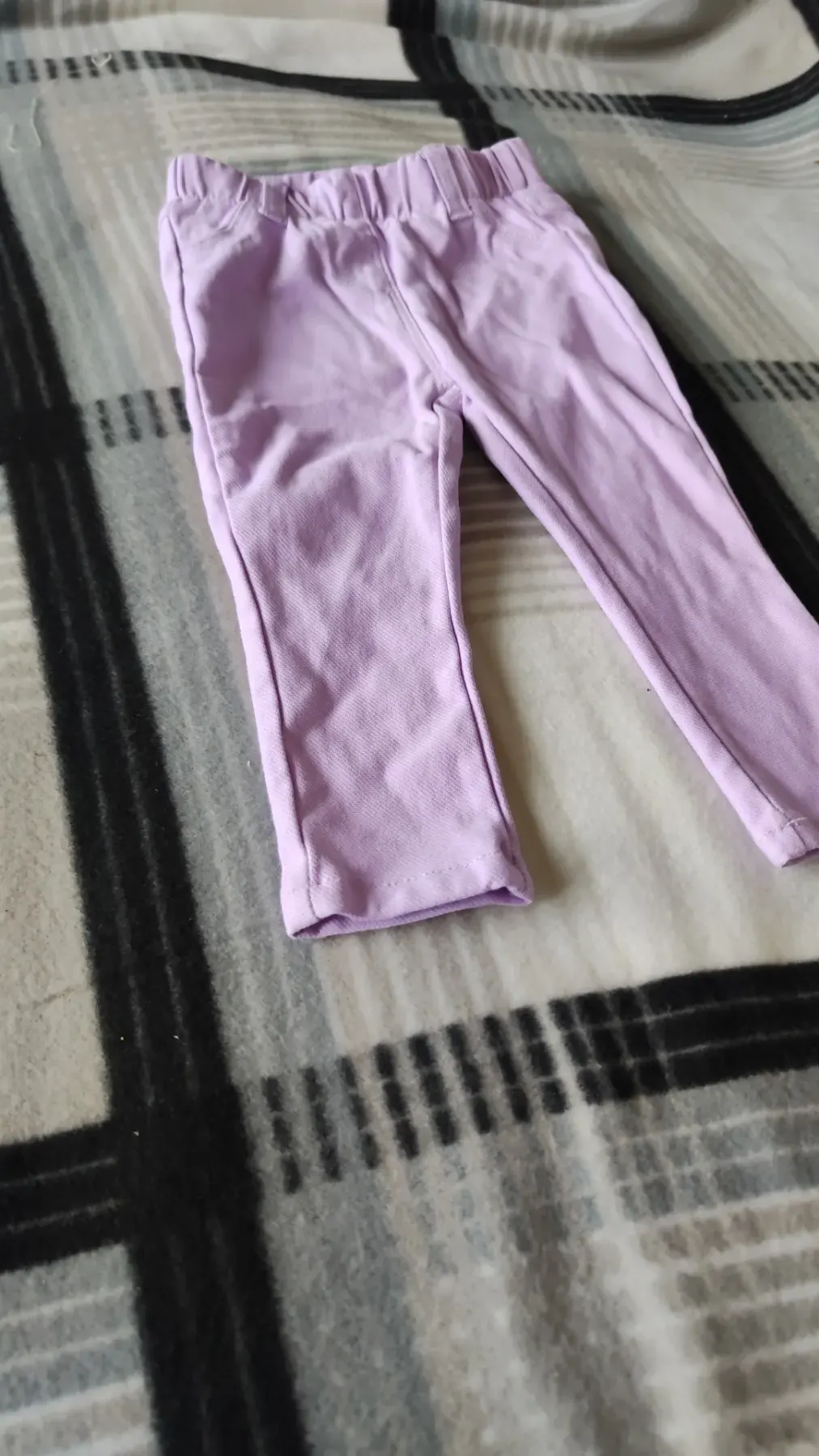 schöne fliederfarbene Hose