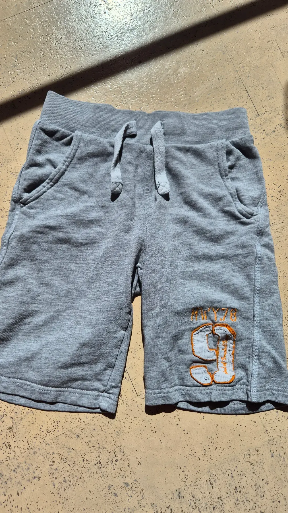 H&M Shorts grau Gr. 140 – bequeme Sweatshorts mit Stickerei