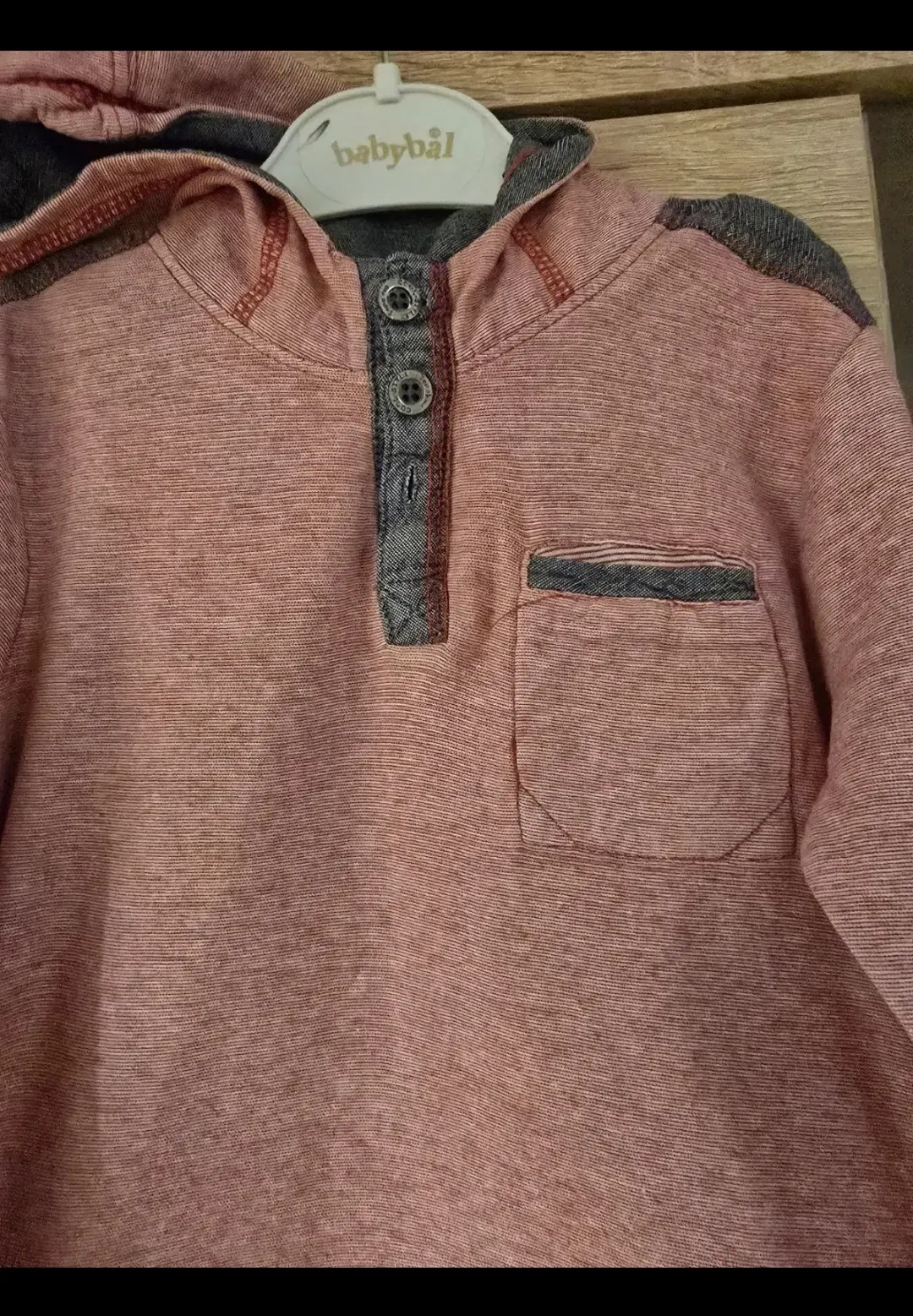 Cooles Jungen Langarm Shirt Größe 98. Mit kaputze.Kaum getragen.