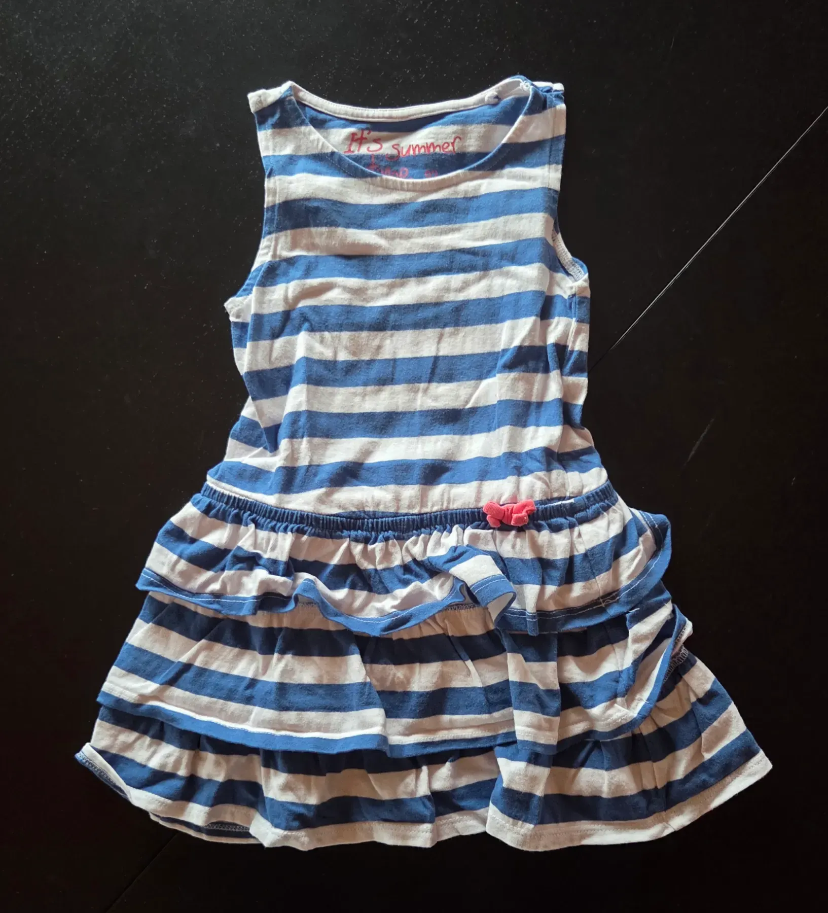 Süßes Streifenkleid mit Volants – Bio-Baumwolle