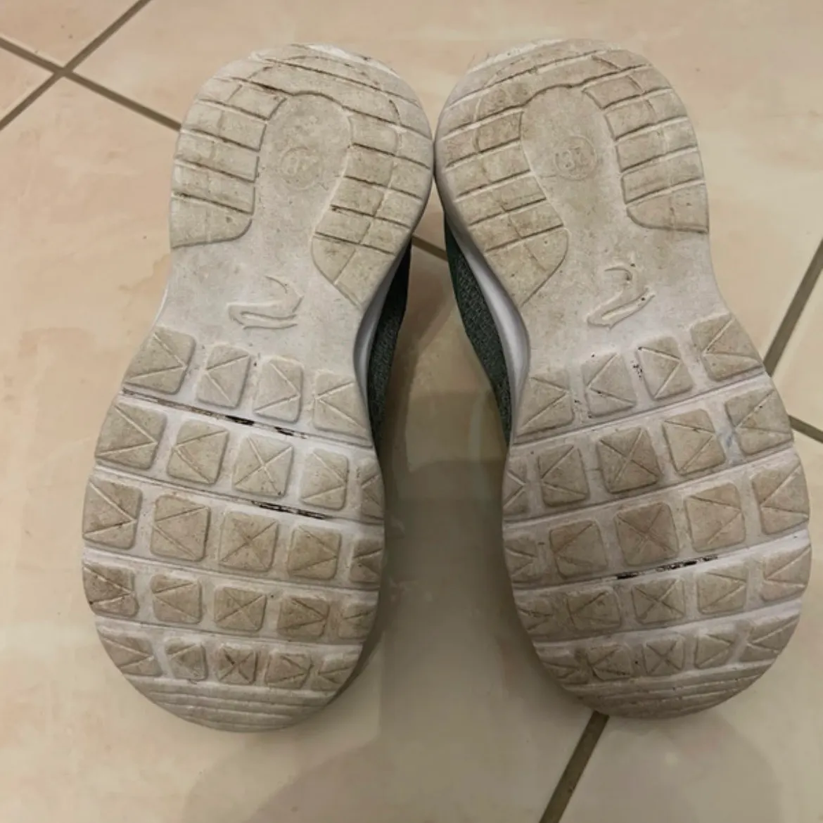 Turnschuhe Gr. 28