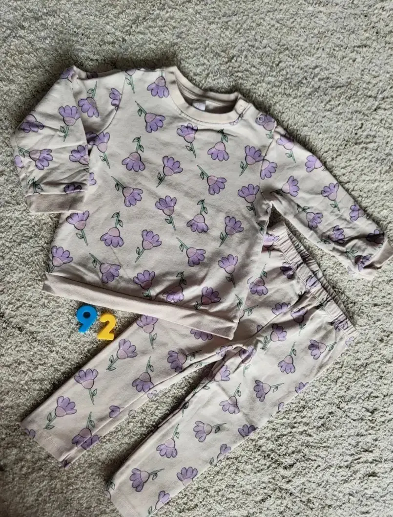 Joggingset Hose mit Pullover lila Blumen Größe 92 Topomini