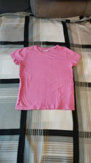 pinkfarbenes T-Shirt zu verkaufen.