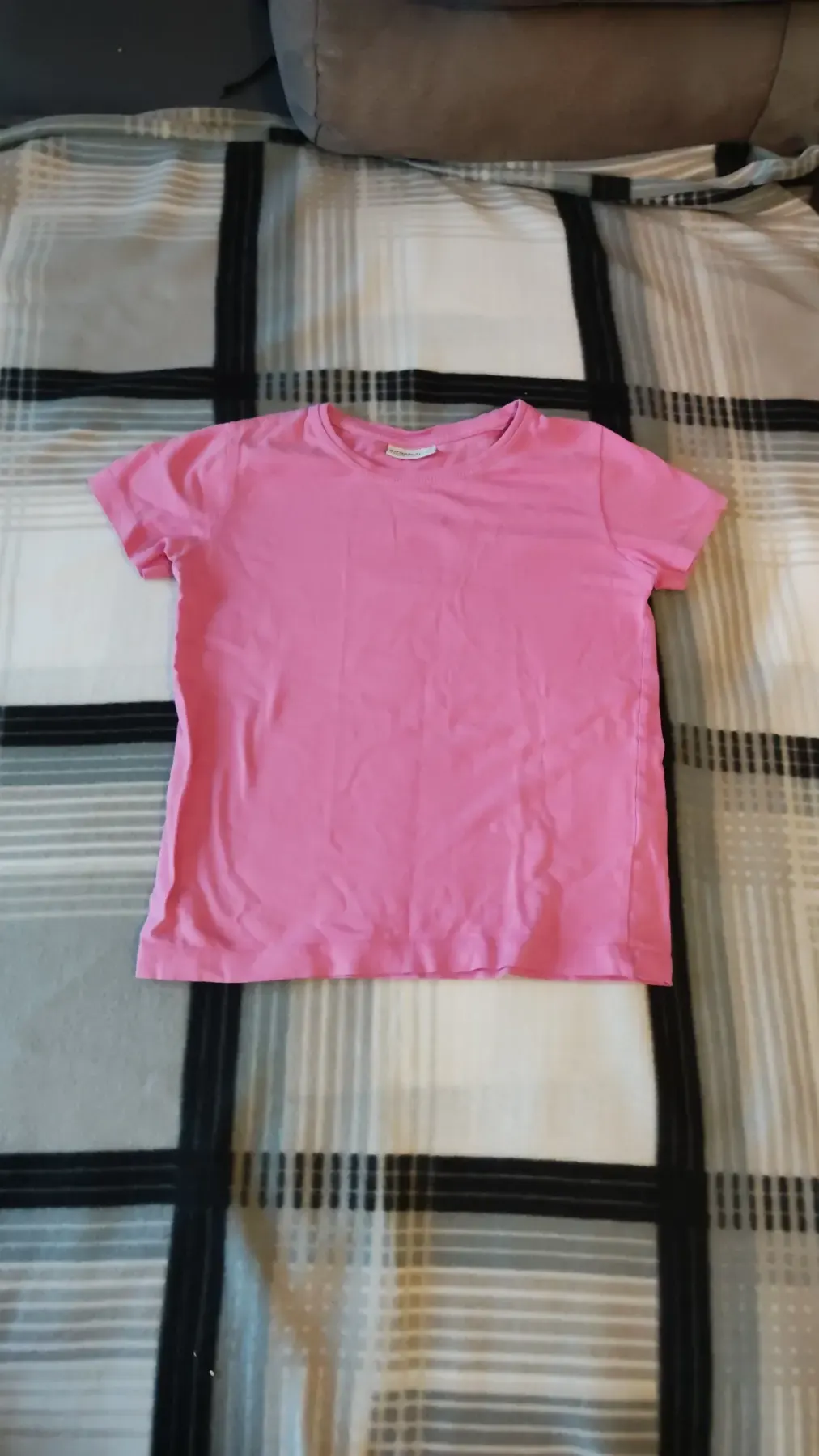 pinkfarbenes T-Shirt zu verkaufen.
